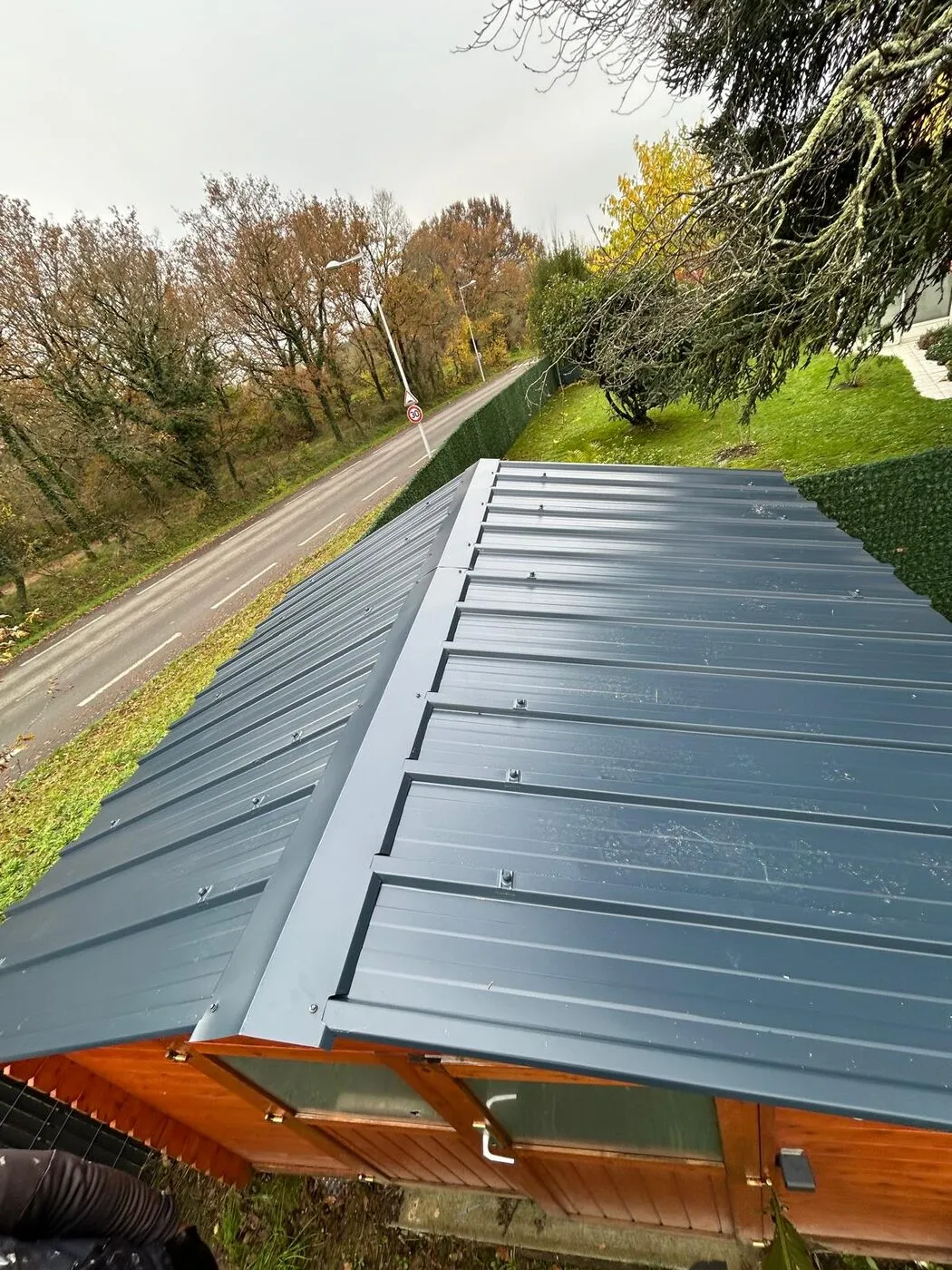 Toiture en bac acier anthracite posée par DMC Renov près de Nantes