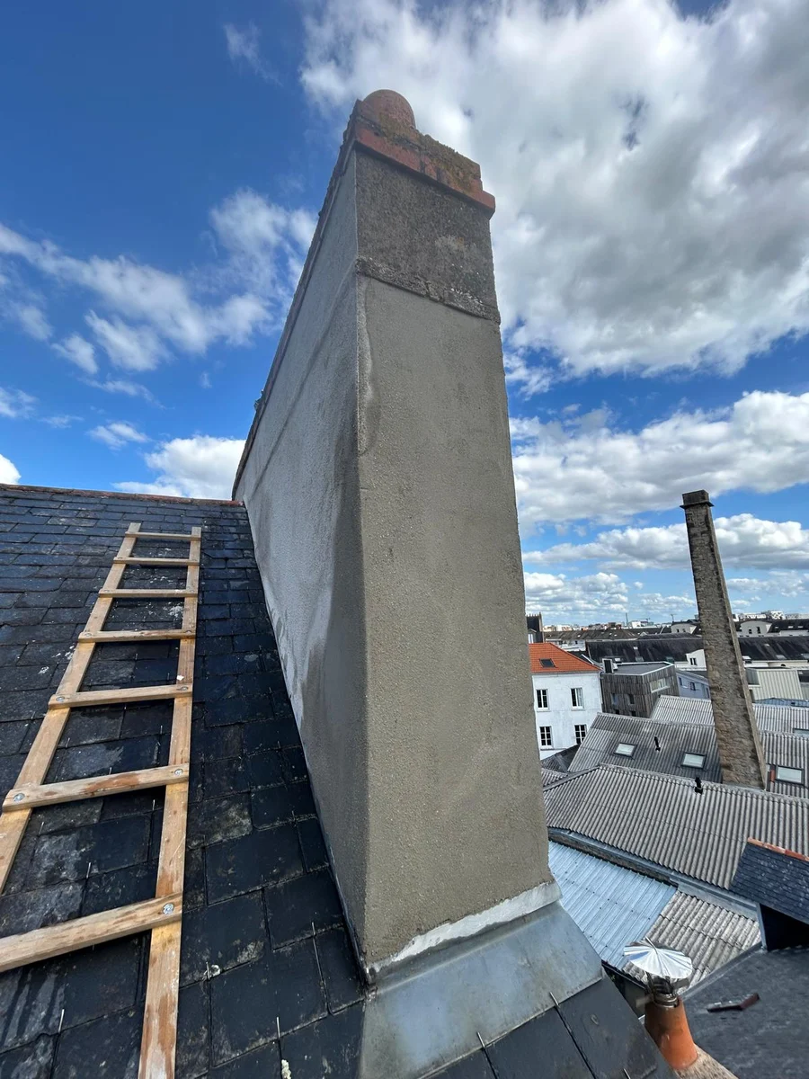 Souche de cheminée après réfection et enduit par DMC Renov